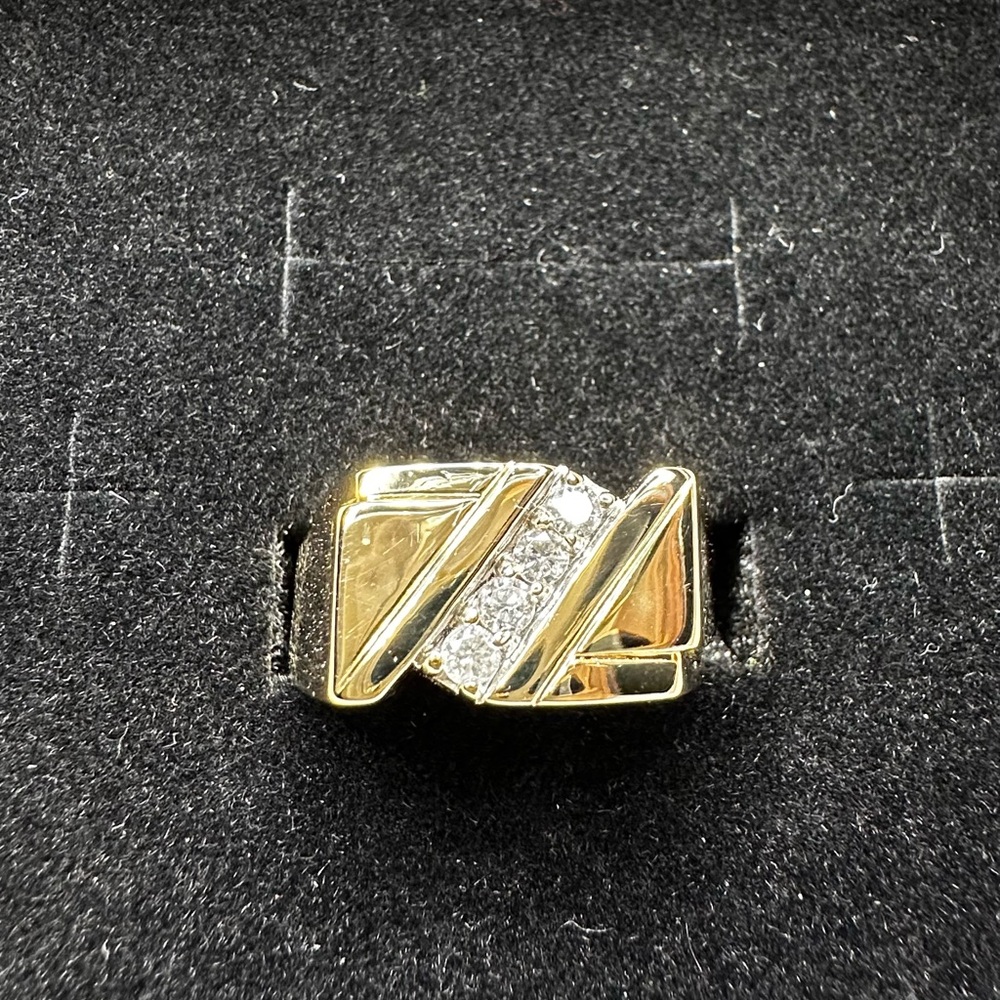 Man’s 14KT yellow gold ring w/4 round diamonds in diagonal pattern. Size…
